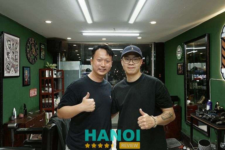 Nội thất sang trọng của GoodHair - 15 P. Thợ Nhuộm, với đội ngũ stylist chuyên nghiệp đang tạo kiểu tóc thịnh hành cho khách hàng.