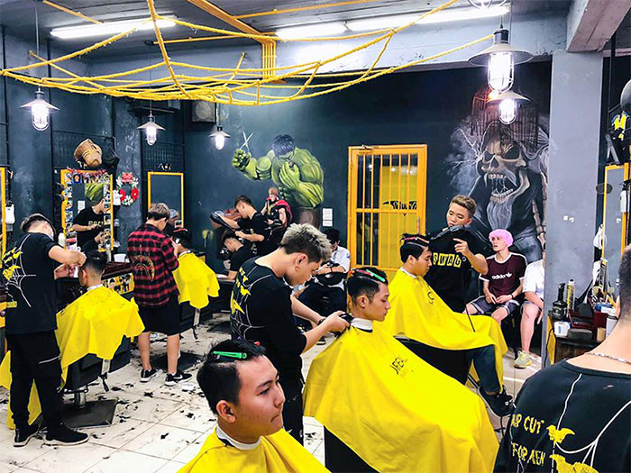 Nội thất sang trọng và thoải mái tại một cơ sở tiệm tóc, phản ánh chất lượng Tiệm tóc Thanh Xuân