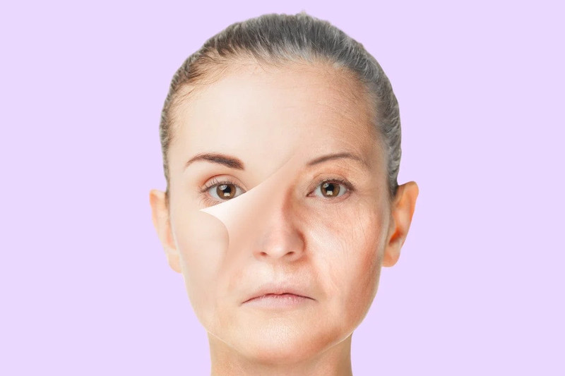 Phụ nữ được tư vấn liệu trình trẻ hóa da mặt tại spa