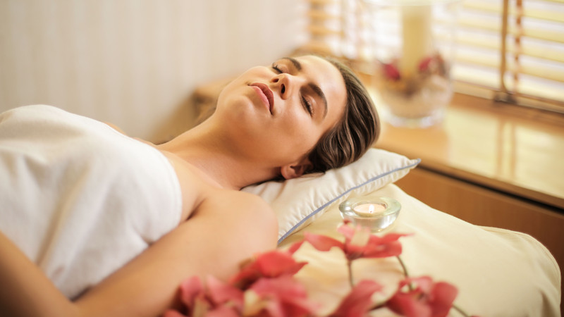 Phụ nữ trẻ tuổi thư giãn với liệu pháp xông tinh dầu hoa oải hương làm dịu da