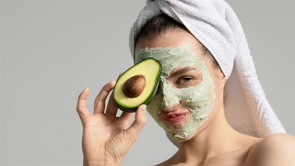 Quả bơ giàu vitamin E và chất béo tốt, là nguyên liệu lý tưởng cho mặt nạ làm trắng và chống lão hóa da