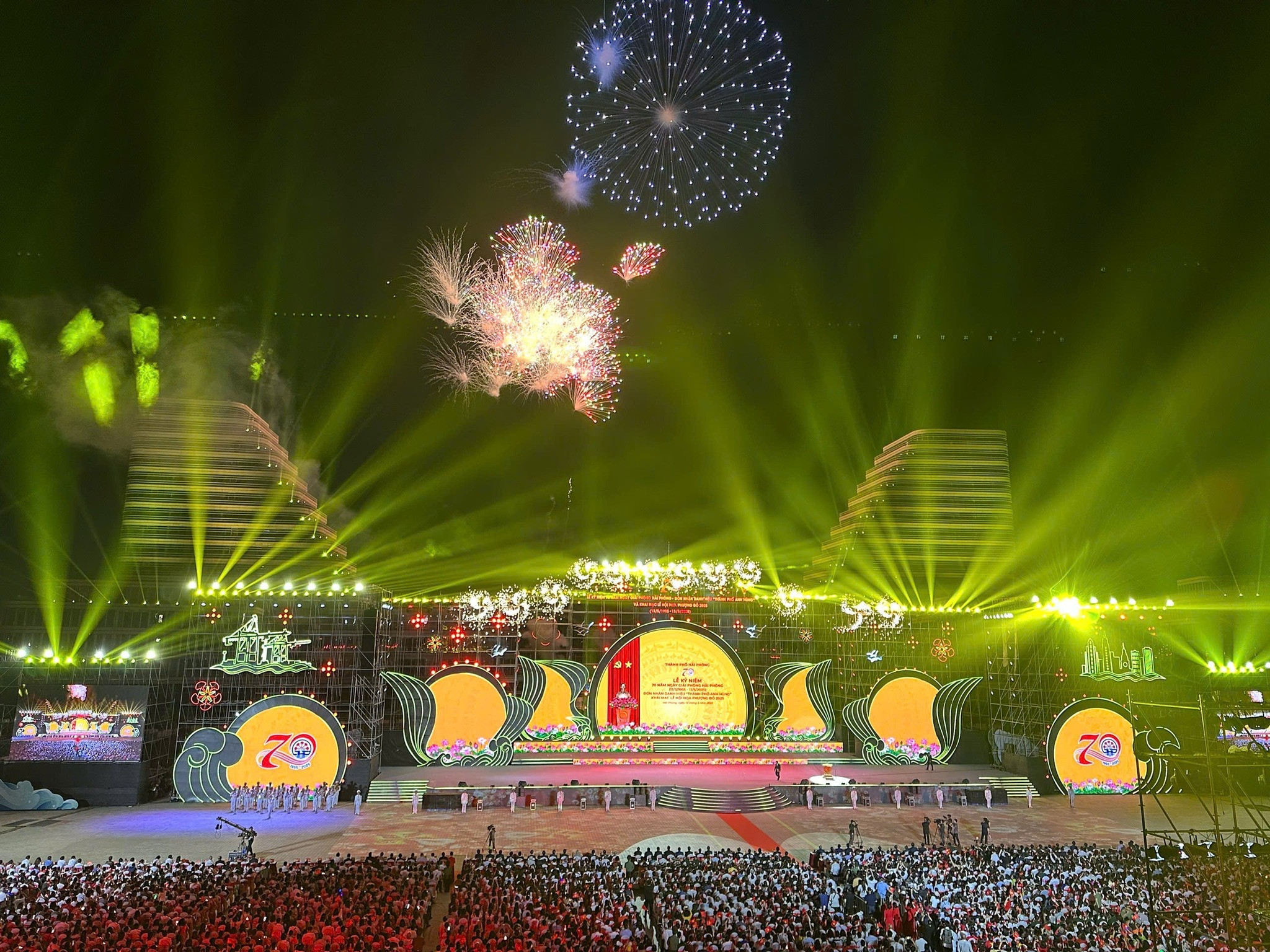 Quang cảnh lễ hội Hoa phượng đỏ tại Hải Phòng, một sự kiện văn hóa nổi bật của thành phố Cảng