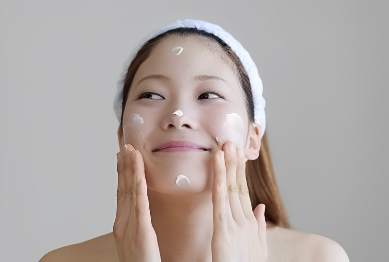 Quy trình chăm sóc da mặt buổi sáng đơn giản nhưng hiệu quả, bao gồm rửa mặt, toner, serum, dưỡng ẩm và chống nắng.