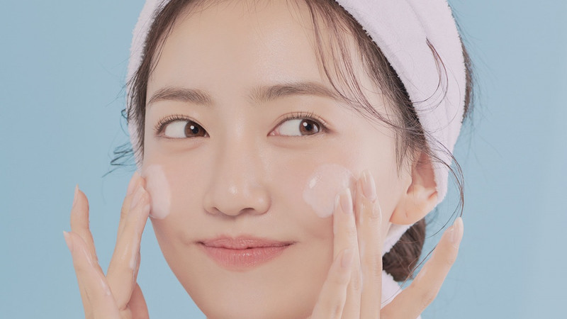 Sử dụng sữa rửa mặt dịu nhẹ giúp làm sạch và bảo vệ làn da nhạy cảm sau khi nặn mụn.