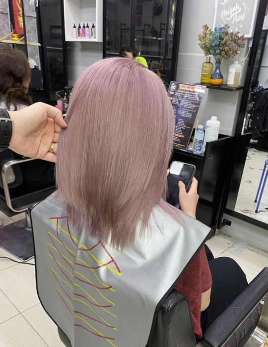 Tầm nhìn toàn cảnh bên trong Hair Salon Huỳnh Huy tại Bạc Liêu, với không gian rộng rãi, thiết kế hiện đại và ghế cắt tóc tiện nghi.
