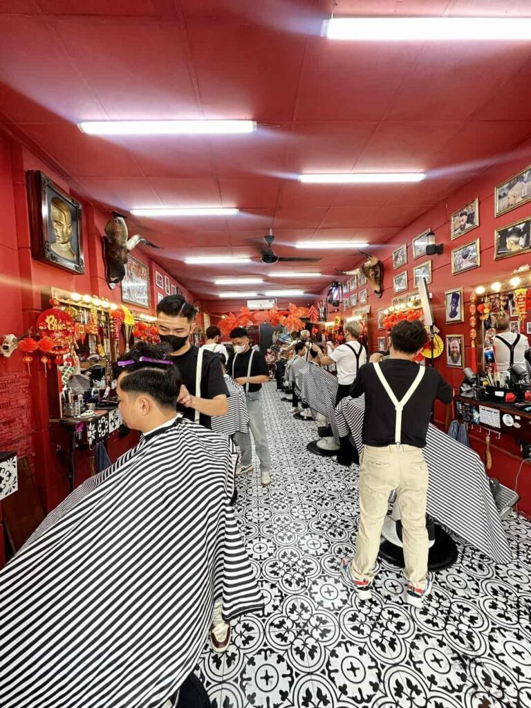 Thợ cắt tóc chuyên nghiệp tại Thịnh Barber Shop đang tạo kiểu cho khách hàng