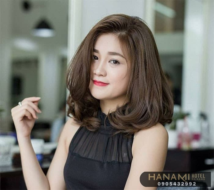 Thợ cắt tóc đang thực hiện dịch vụ cạo râu cho khách hàng nam, với sự tỉ mỉ và chuyên nghiệp trong từng cử chỉ, phù hợp với phong cách chăm sóc toàn diện tại Tóc Nam Đẹp Sáng Tạo.