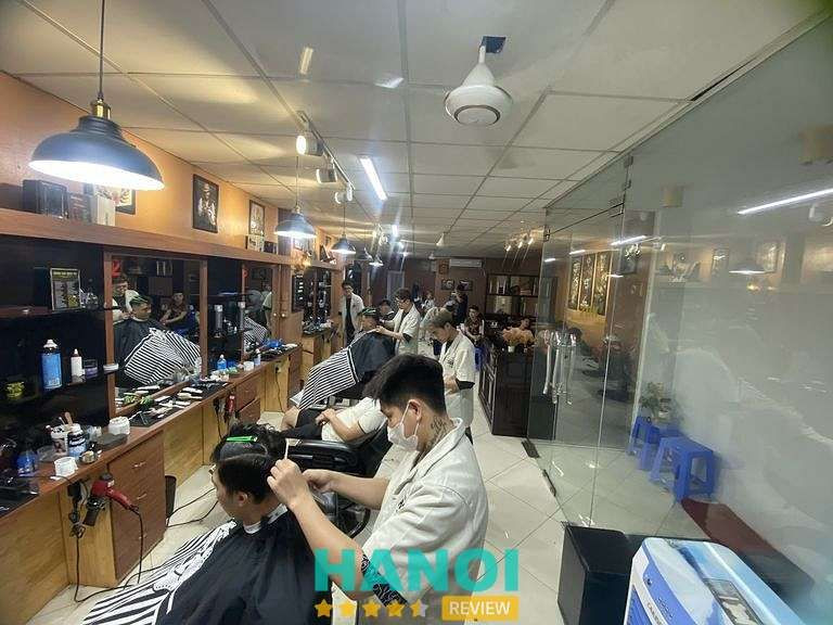 Thợ cắt tóc đang thực hiện kiểu tóc thời thượng tại Tường Barber