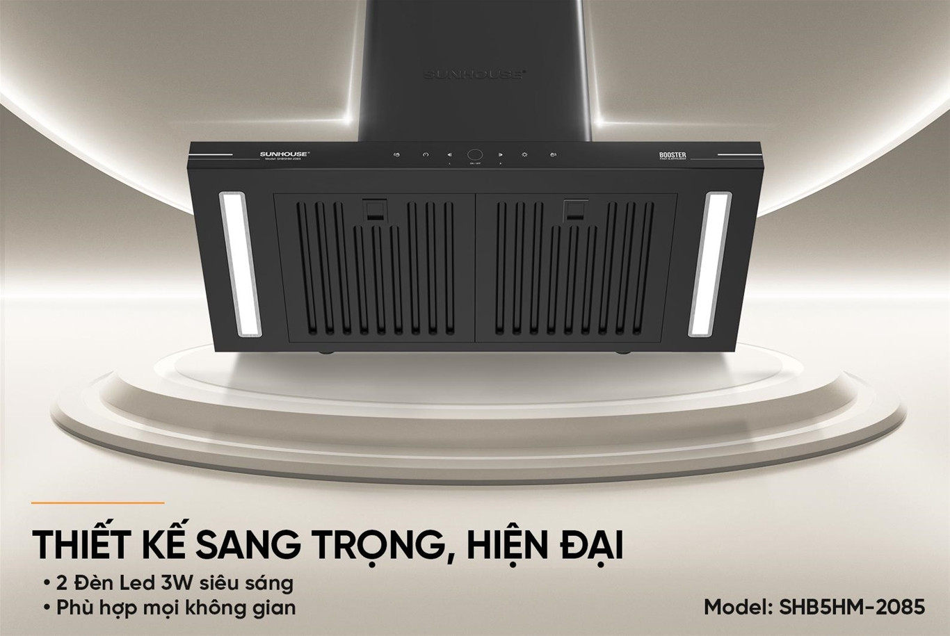 Thợ tóc tại Tiệm Tóc Mạnh Chu đang tạo kiểu tóc cho khách hàng