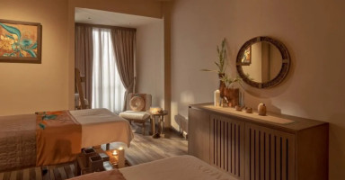 Thương hiệu Menard Spa, đại diện cho mỹ phẩm và liệu trình dưỡng ẩm da cao cấp từ Nhật Bản, mang đến vẻ đẹp chuẩn Á.