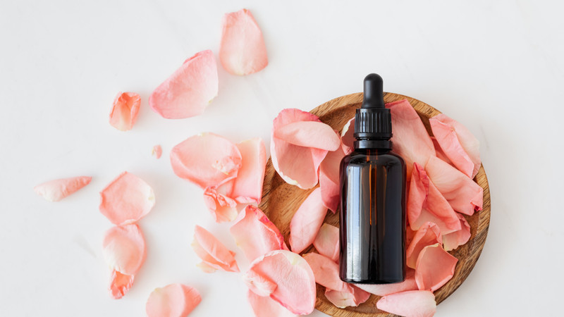 Tinh dầu hoa hồng nguyên chất giúp làm dịu da và chống lão hóa hiệu quả