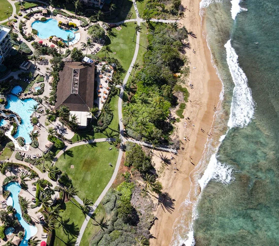 Toàn cảnh Honua Kai Resort và Spa, Hawaii, với hồ bơi và khu vườn xanh mát nhìn từ trên cao