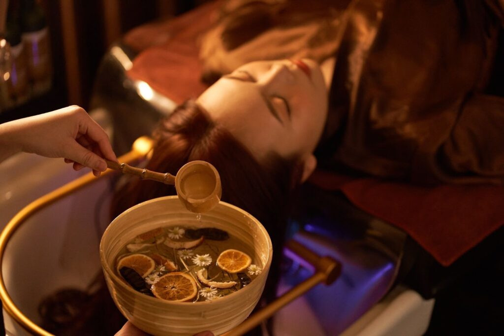 Toàn cảnh không gian chờ đợi sang trọng, rộng rãi tại Mộc Spa với cây xanh trang trí