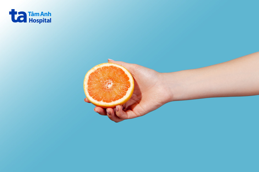 Trái cây họ cam quýt giàu vitamin C giúp tăng sinh collagen cho da khô