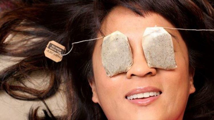 Túi trà xanh đã qua sử dụng đắp lên vùng mắt, phương pháp giảm quầng thâm khi dưỡng da với trà xanh