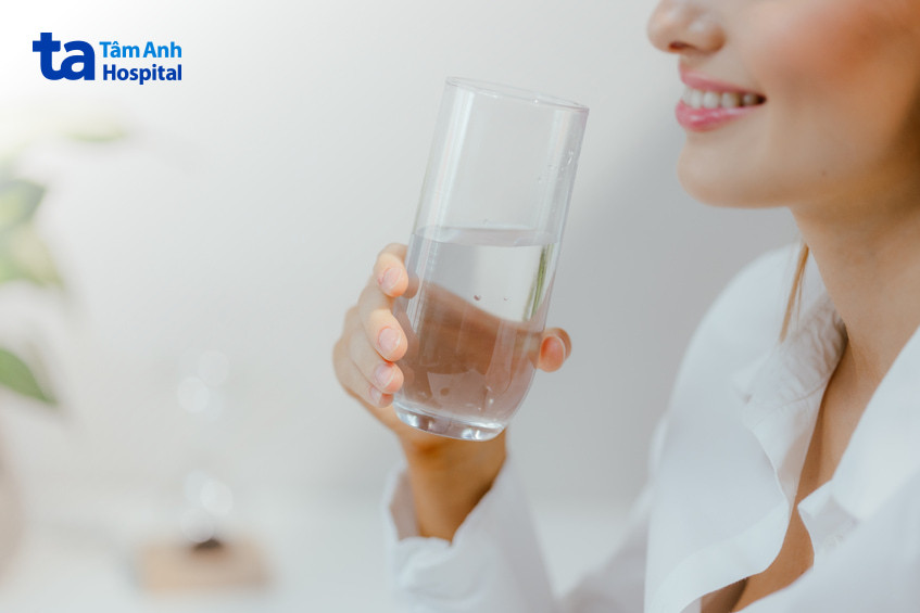 Uống đủ 2 lít nước mỗi ngày giúp làn da khô sần sùi trở nên ẩm mịn hơn