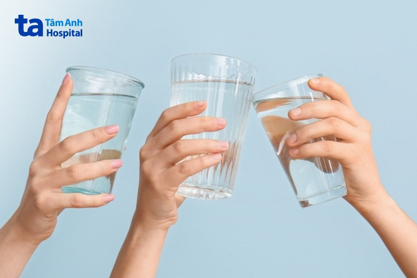 Uống đủ nước mang lại nhiều lợi ích cho sức khỏe cũng như làn da, góp phần làm mờ nếp nhăn