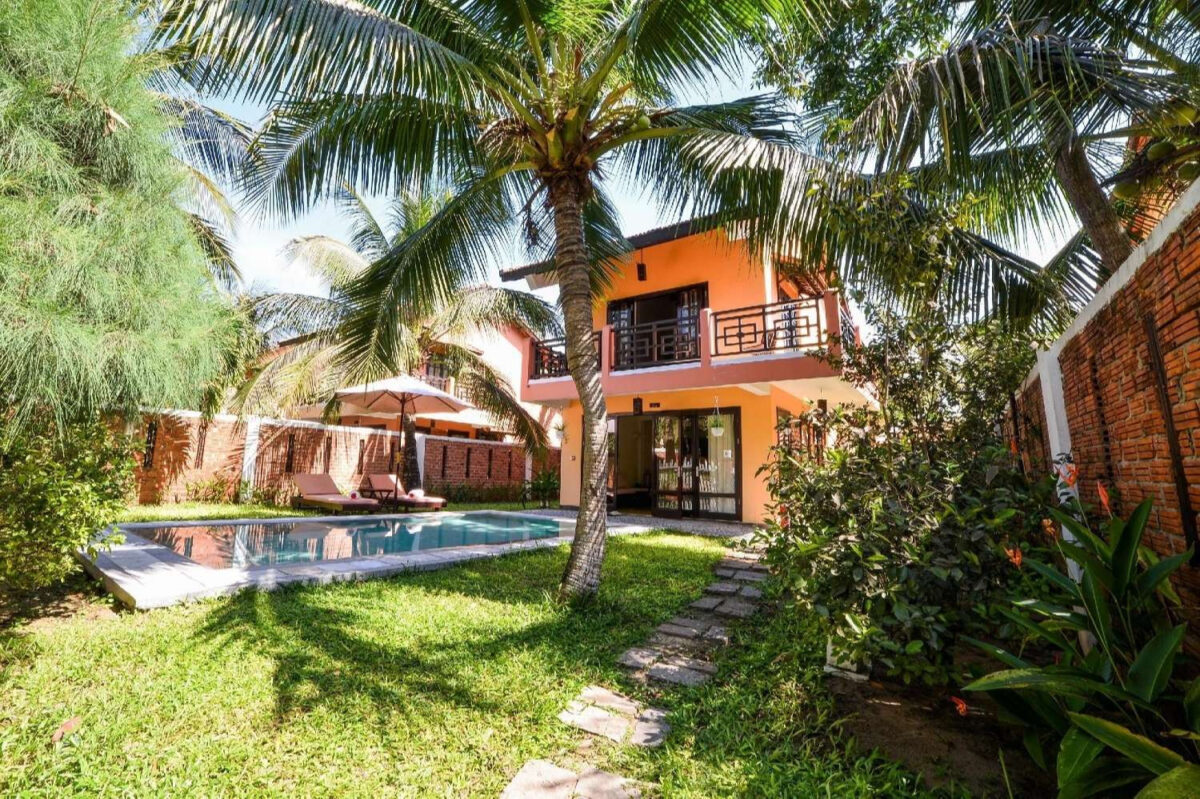 Hồ bơi vô cực hướng biển tại Le Belhamy Hoi An Resort and Spa