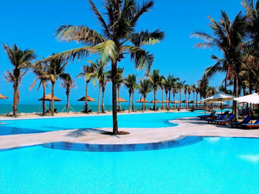 Góc nhìn từ trên cao khu nghỉ dưỡng Golden Sand Resort and Spa Hội An với hồ bơi vô cực