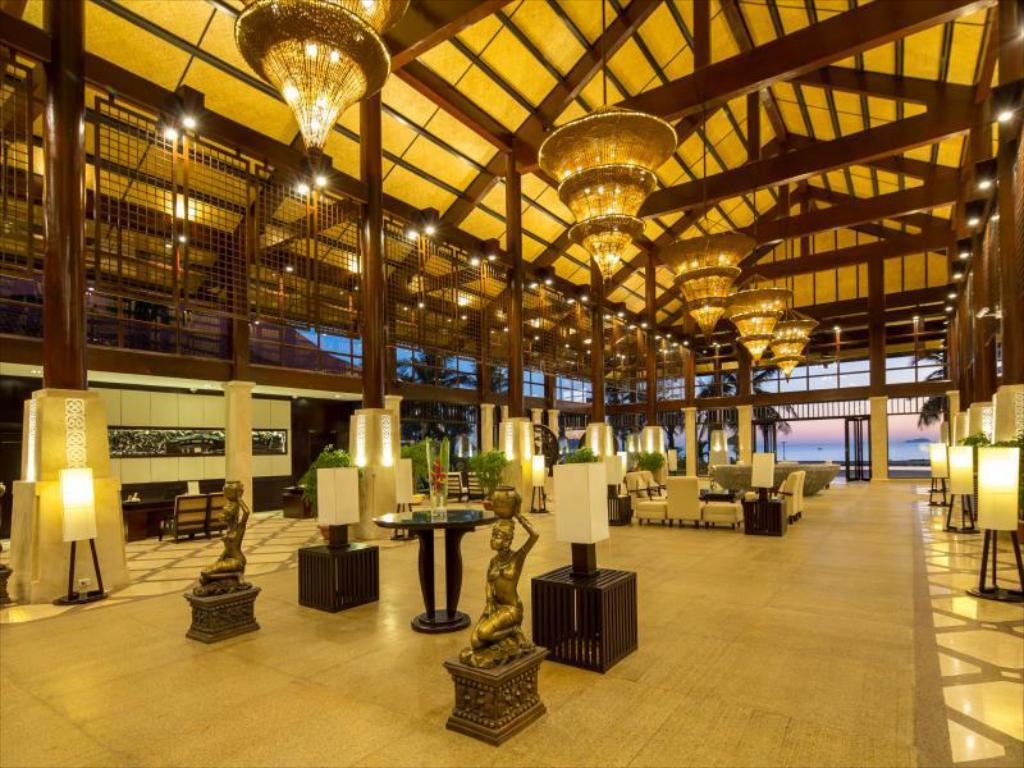 Mặt tiền tòa nhà chính của Golden Sand Resort and Spa Hội An với kiến trúc độc đáo