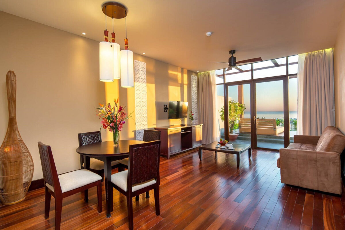 Hồ bơi chính uốn lượn tại Golden Sand Resort and Spa Hội An