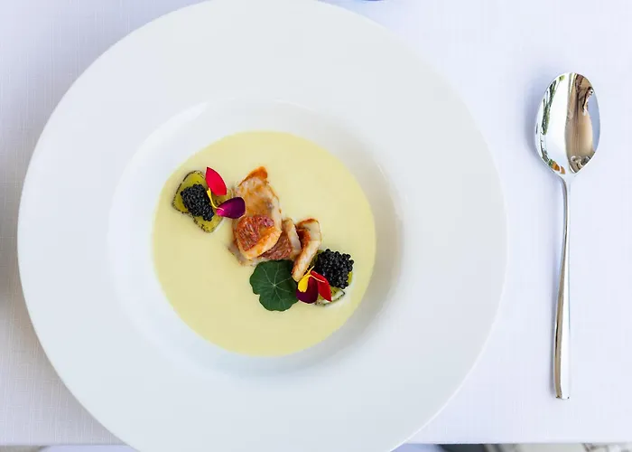 Phòng suite sang trọng tại Villa Rosa Hotel Desenzano del Garda với bồn tắm thủy lực và tầm nhìn thư giãn, phù hợp cho kỳ nghỉ tại khách sạn có spa