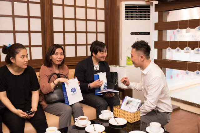 Khách hàng trải nghiệm dịch vụ chăm sóc da tại Bloom Spa