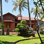 Khuôn viên cảnh quan xanh mát và hồ bơi vô cực tại Muine Ocean Resort and Spa