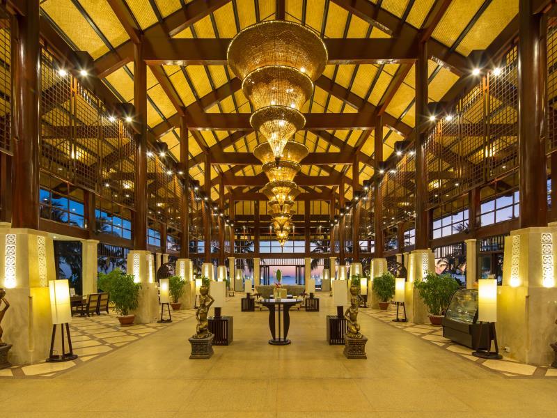 Khu vực tiền sảnh tiếp đón khách của Golden Sand Resort and Spa Hội An