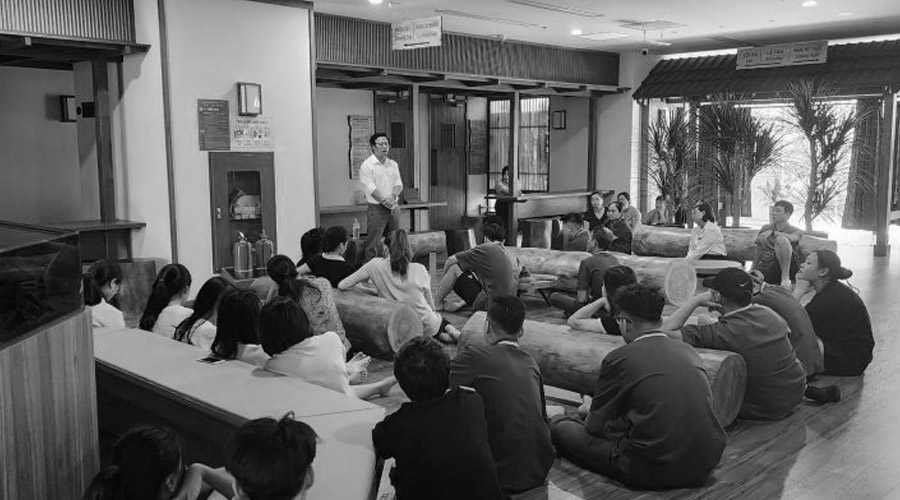 Nhân viên spa chuyên nghiệp đang phục vụ khách hàng, một phần của kế hoạch quản lý spa