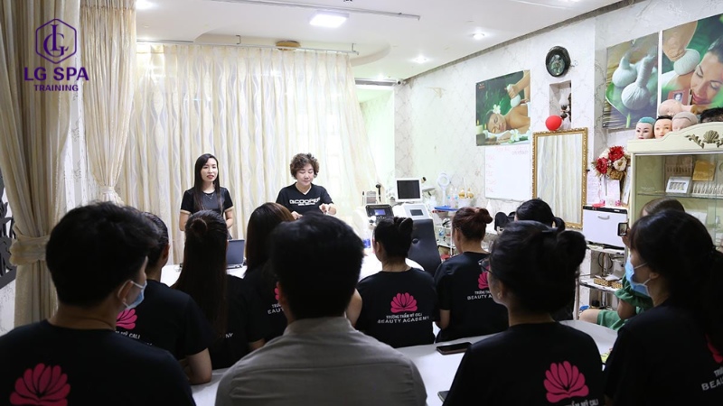 Học viên thực hành trực tiếp trên mẫu thật tại Trung tâm đào tạo spa Cali, mang đến trải nghiệm đào tạo chuyên nghiệp TPHCM