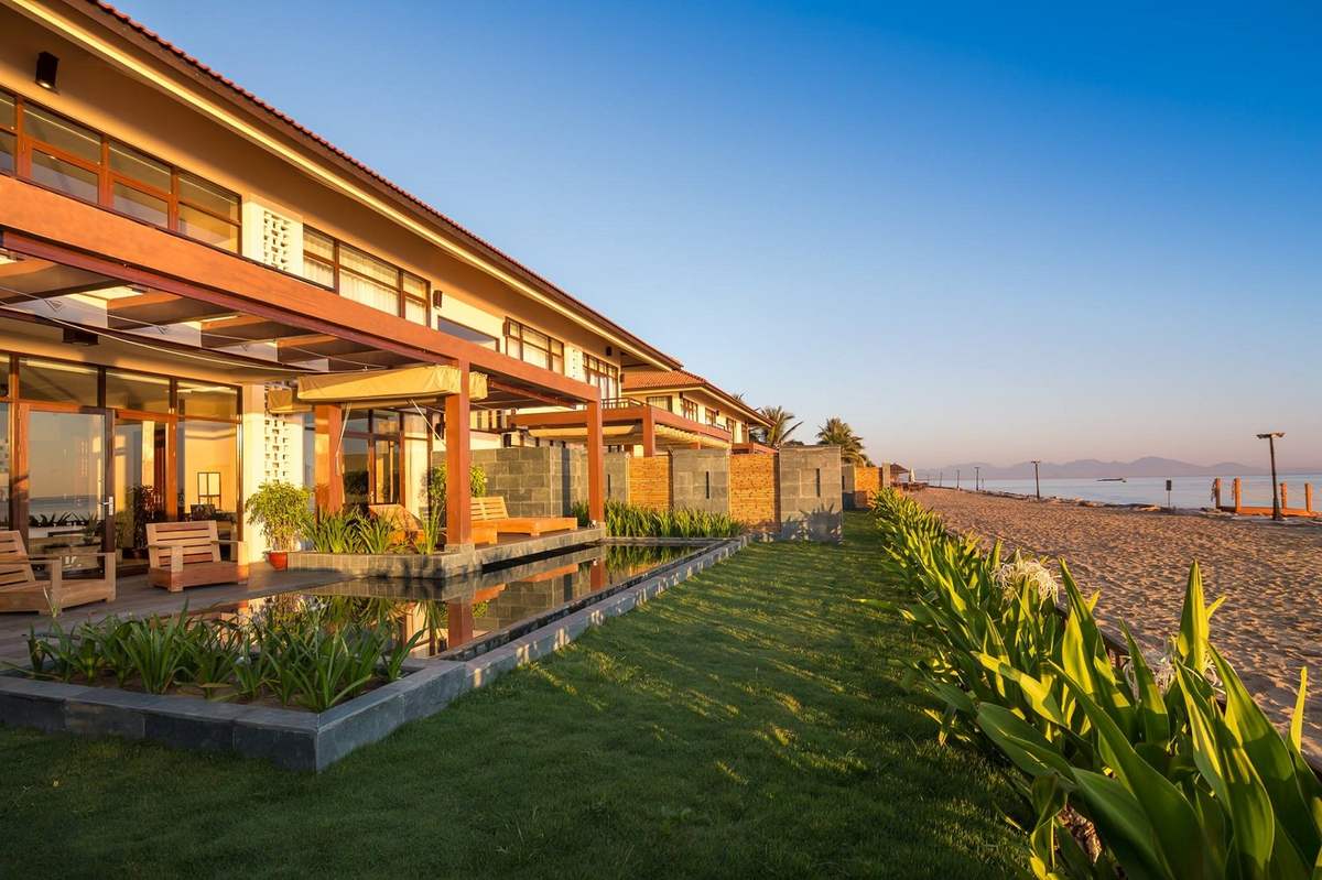 Tổng quan khu nghỉ dưỡng Golden Sand Resort and Spa Hội An 5 sao với bể bơi dài