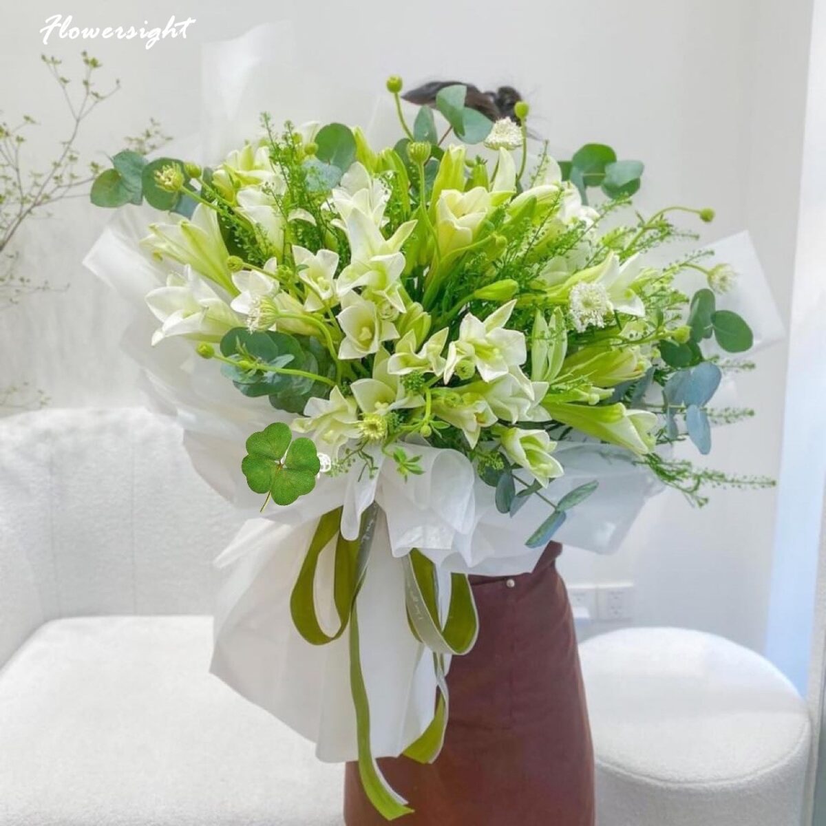 Bó hoa ly sang trọng, thể hiện lời chúc phú quý cho spa trong ngày khai trương