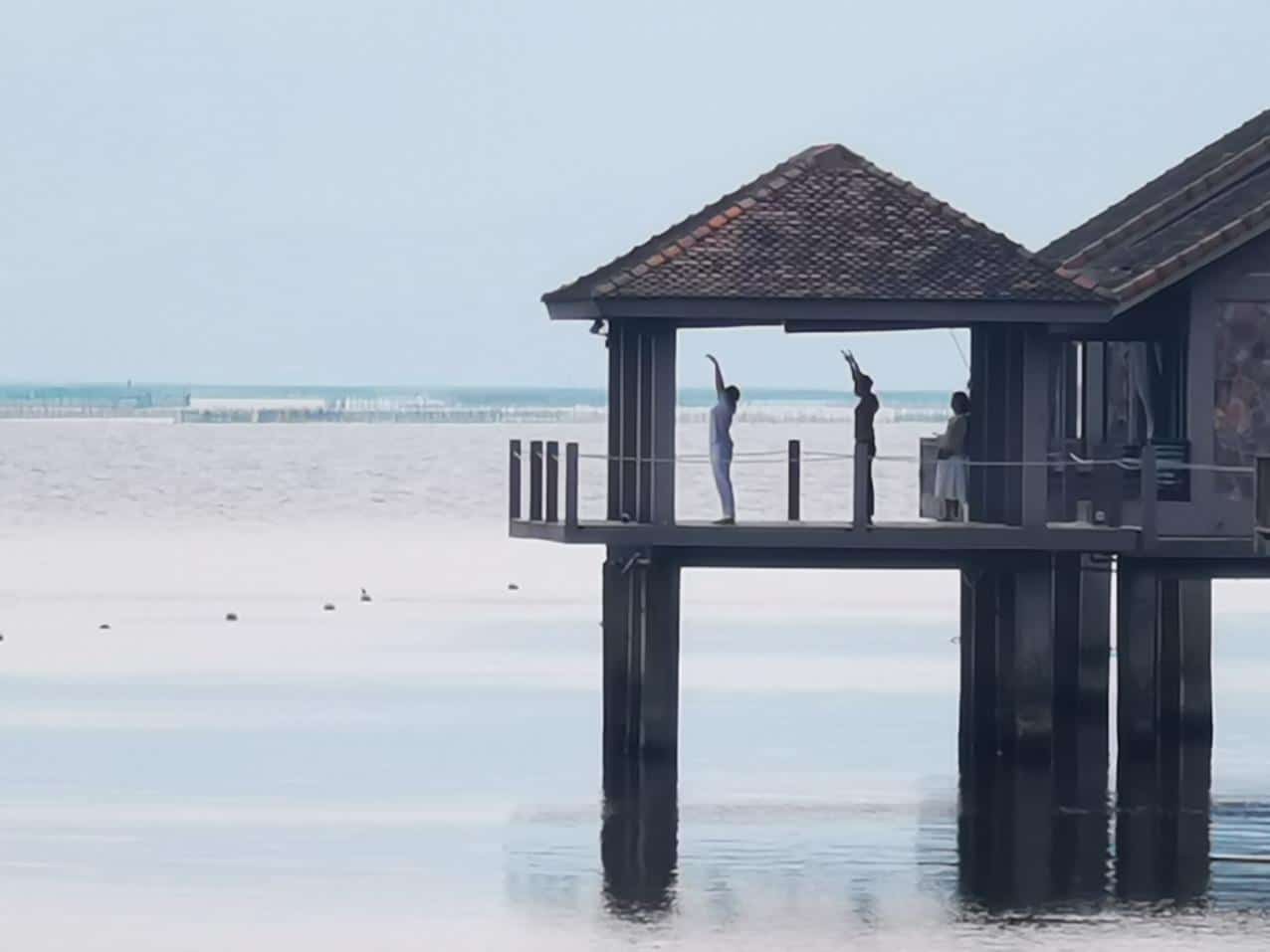 Lớp Yoga buổi sáng tại Vedana Lagoon Resort and Spa