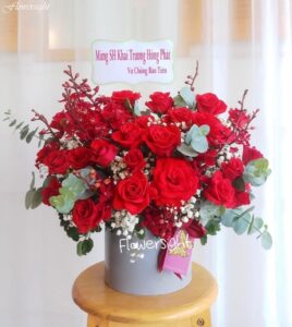 Lẵng hoa tặng khai trương spa màu đỏ rực rỡ, thu hút may mắn và tài lộc