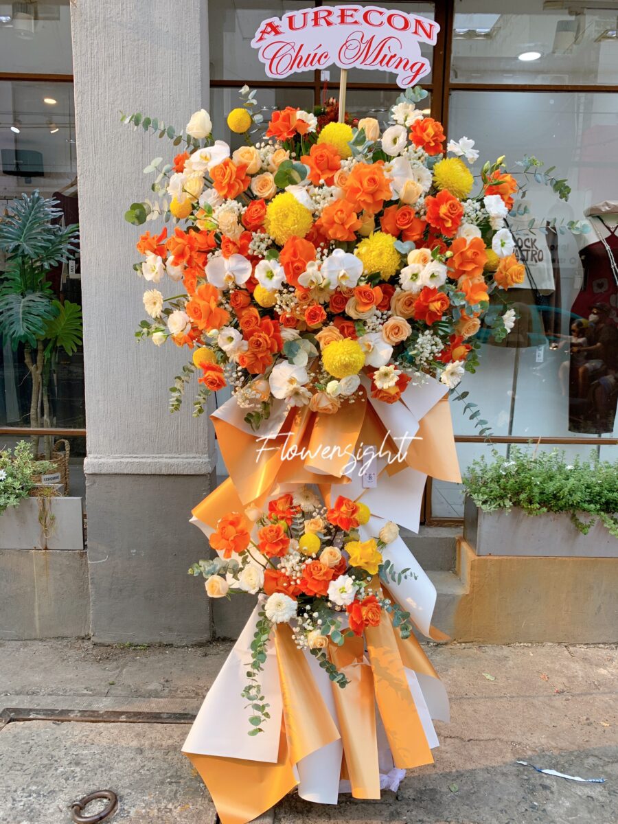 Lẵng hoa tặng khai trương spa tông vàng cam, mang ý nghĩa thịnh vượng và thành công
