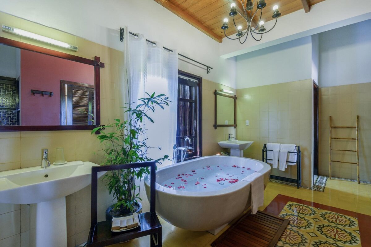 Khu vực bồn tắm lãng mạn, sang trọng trong biệt thự của Le Belhamy Hoi An Resort and Spa