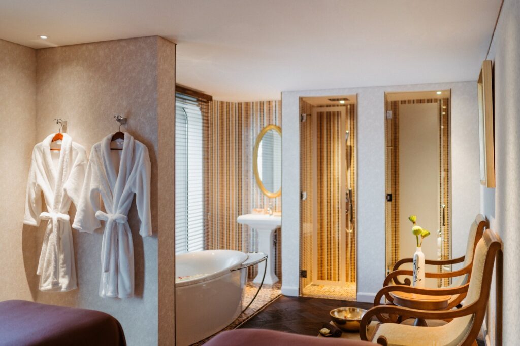 Le Spa Des Artistes Saigon, một trong những spa tốt nhất ở Hồ Chí Minh, với không gian nghệ thuật Indochine