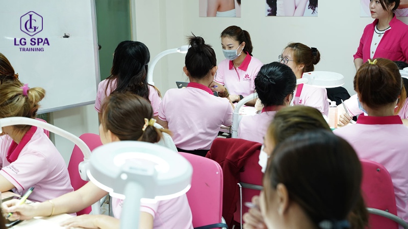 Học viên được hướng dẫn thực hành kỹ thuật spa tại Mainbeauty, trung tâm đào tạo spa chuyên nghiệp TPHCM