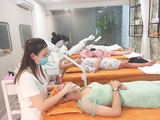 Hình ảnh đội ngũ YB Spa tận tâm phục vụ khách hàng