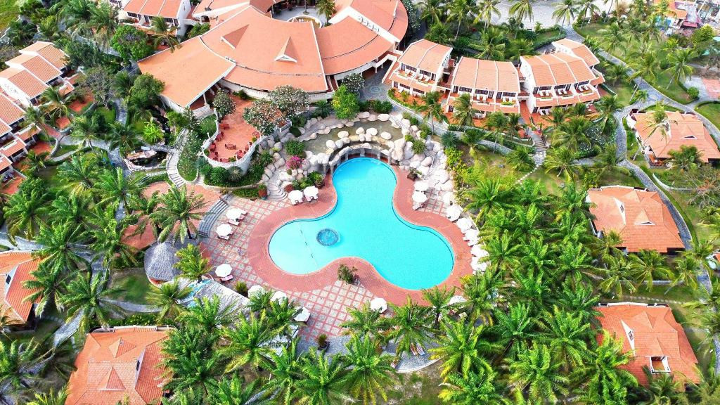 Bãi biển riêng sạch đẹp tại Phú Hải Beach Resort &amp; Spa