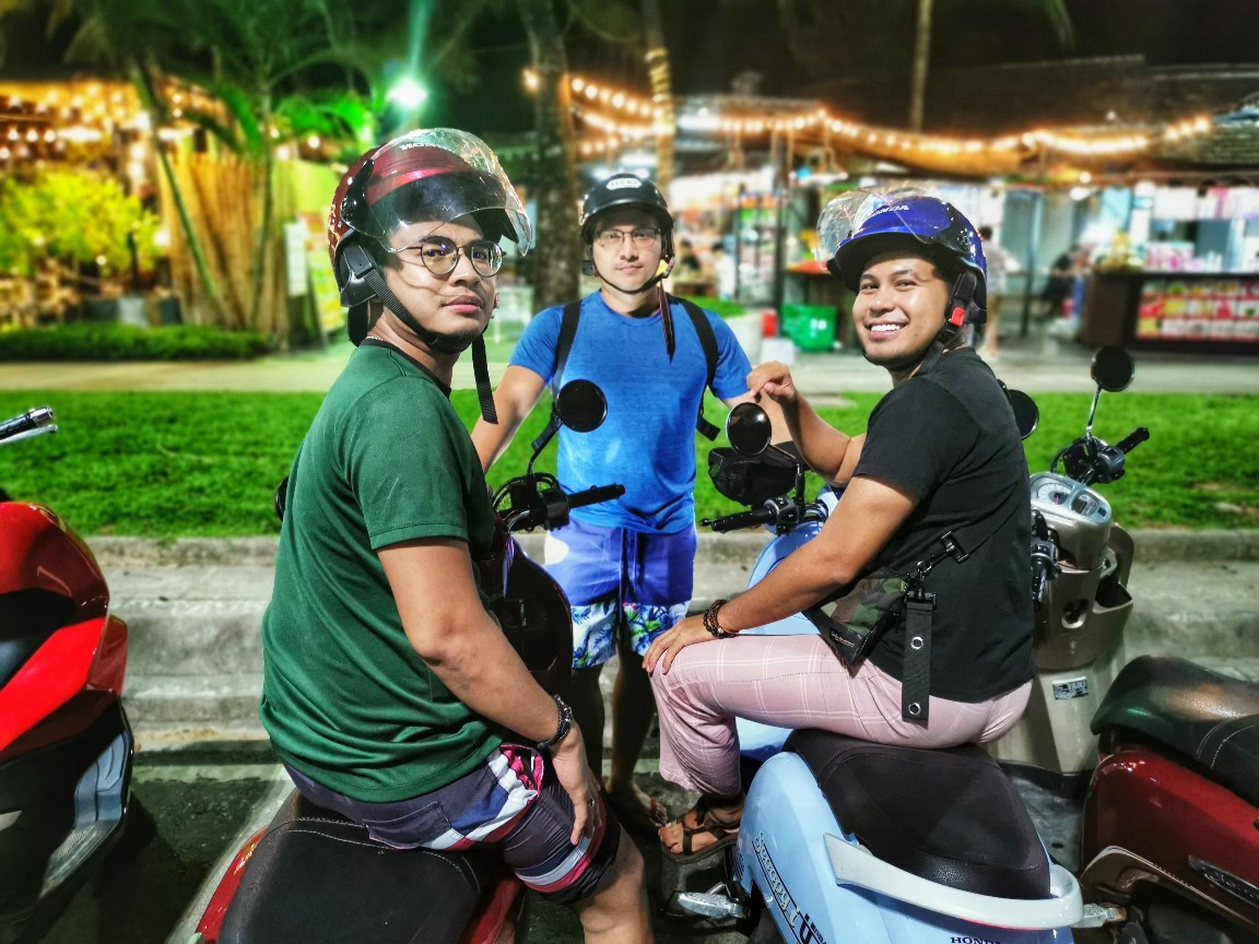 Bạn bè thuê xe máy để khám phá Krabi và các khu vực lân cận