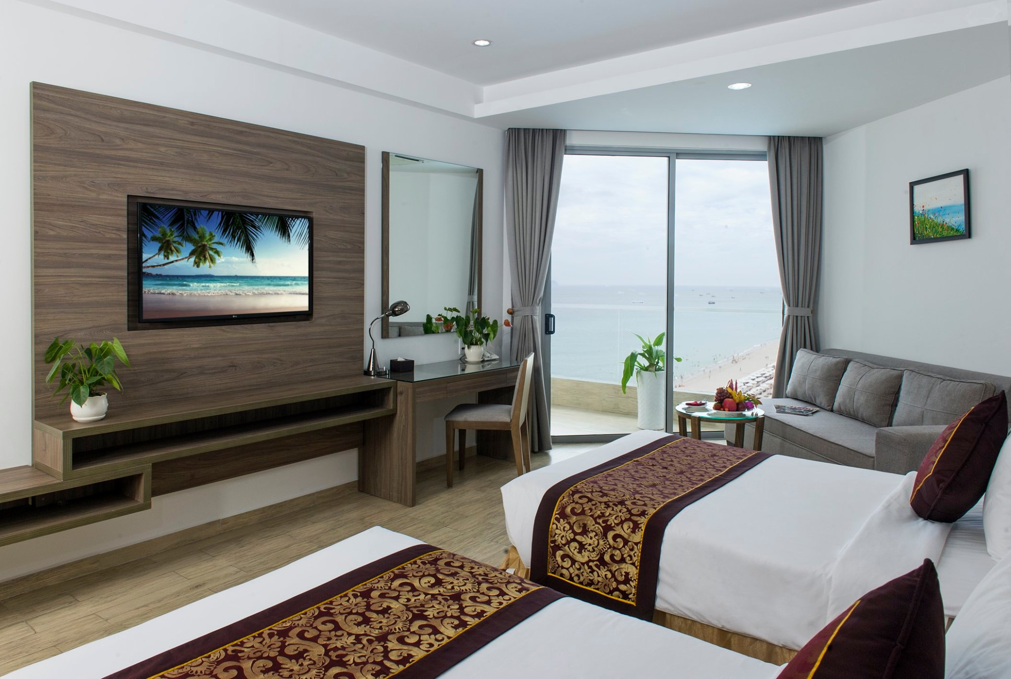 Ban công phòng Deluxe Ocean View tại Golden Peak Resort &amp; Spa Nha Trang hướng ra đại dương xanh biếc