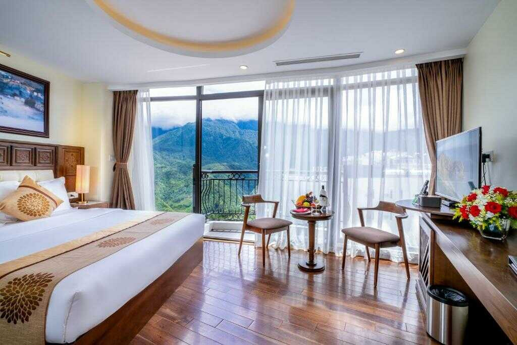 Ban công riêng hướng núi từ phòng Executive của khách sạn Sapa Relax Hotel &amp; Spa
