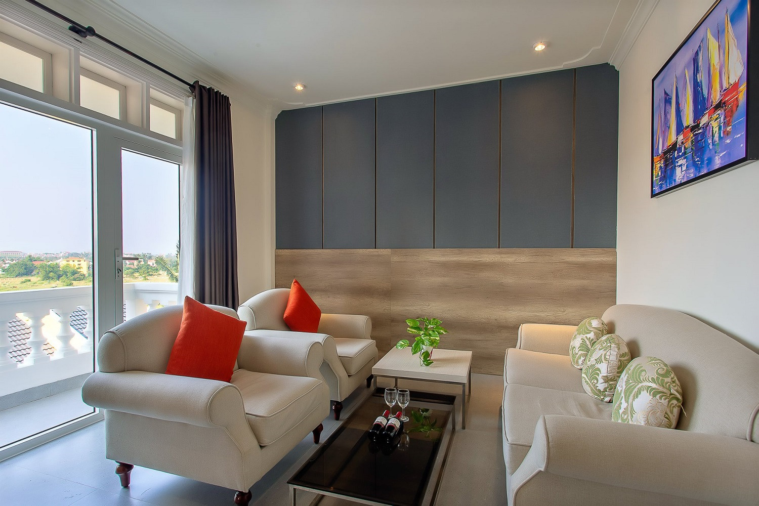 Ban công rộng rãi hướng hồ bơi của phòng Suite tại Hoi An Aurora Riverside Hotel &amp; Spa