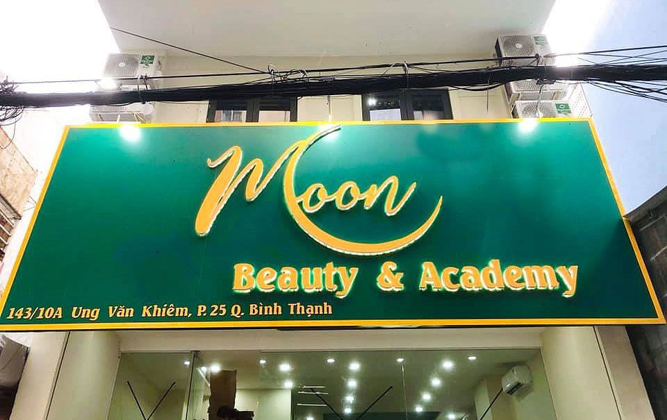 Bảng hiệu nền xanh chữ vàng