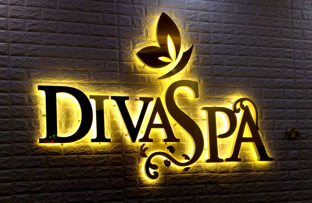 Bảng hiệu spa chữ sáng chân, mặt inox gương