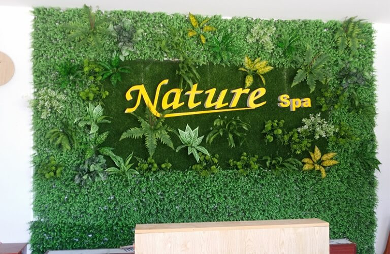 Bảng hiệu spa cỏ nhân tạo với chữ nổi vàng đồng sang trọng