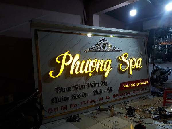 Bảng hiệu spa phun xăm chữ nổi Mica nền Alu vân đá sang trọng