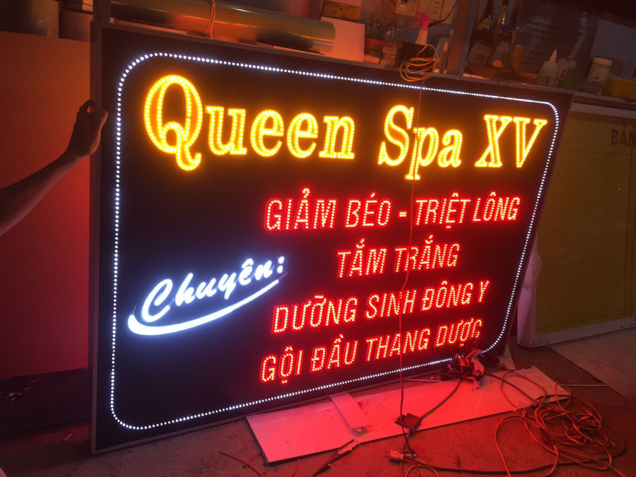 Bảng hiệu spa phun xăm đèn LED rực rỡ buổi tối